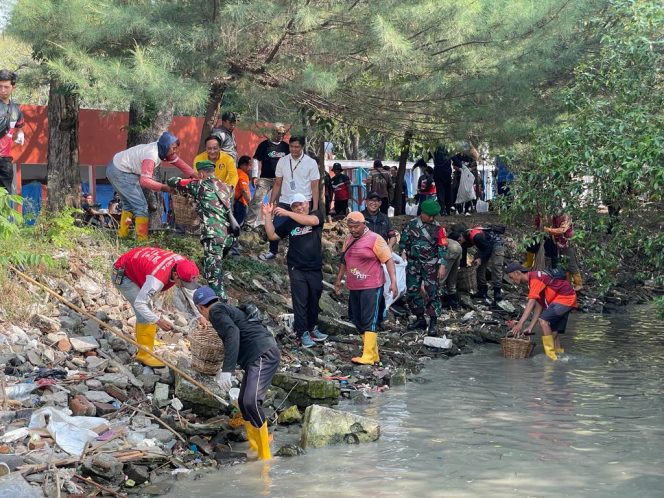
Peringati Hari Bhakti Adhyaksa ke- 63, Kejari Tanjung Perak Surabaya Bersama KOMPAK Bersih-bersih Pantai Kenjeran
