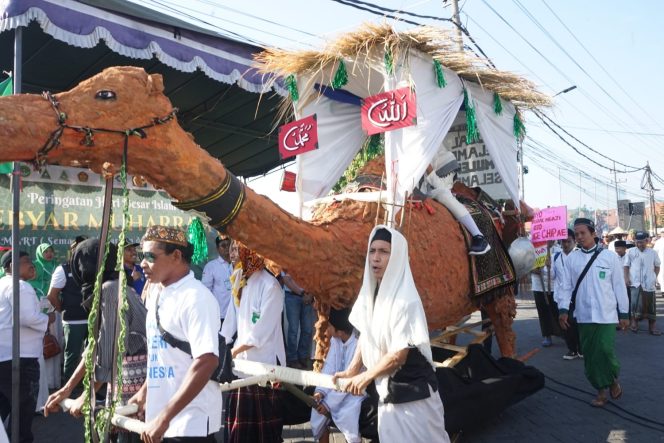 
Warga Desa Wedoro Sidoarjo Meriahkan 1 Muharram dengan Pawai Akbar