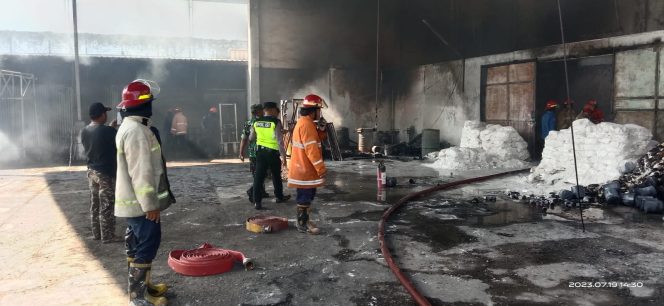 
Gudang Cat dan Thinner di Sidoarjo Terbakar