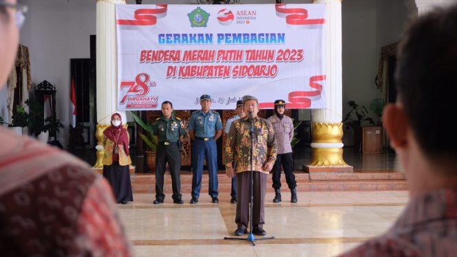 
Jelang HUT RI ke-78, Pemkab Sidoarjo Bagikan Bendera Merah Putih