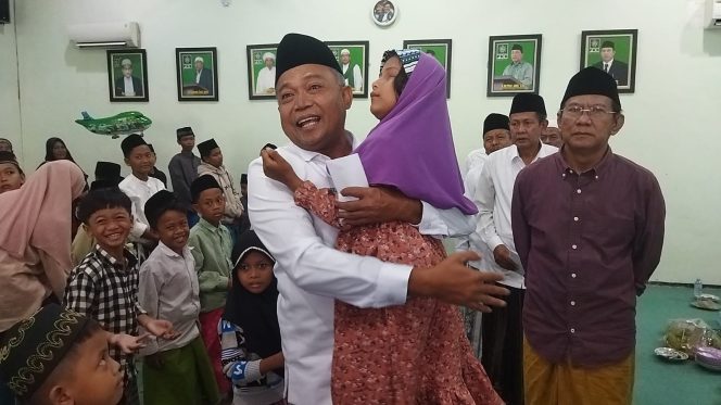 
Rayakan 25 Tahun PKB Bersama Anak Yatim, Ketua DPC PKB Bangkalan Berdoa Muhaimin Jadi Presiden