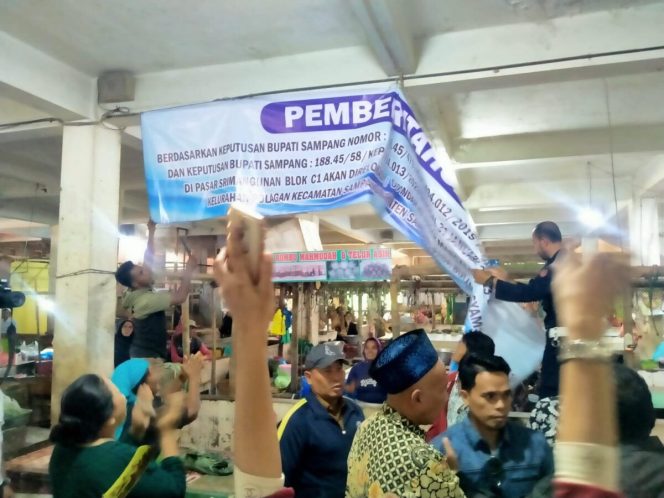 
Legislatif Turunkan Spanduk Relokasi Pedagang Pasar di Sampang