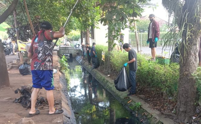 
Komunitas Song-osong Lombung Bersihkan Sampah yang Berserakan di depan RSUD Syamrabu Bangkalan