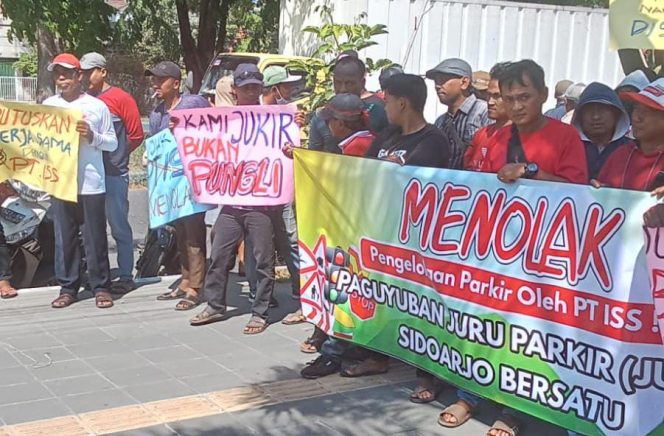 
Paguyuban Jukir Sidoarjo Datangi PTUN Surabaya