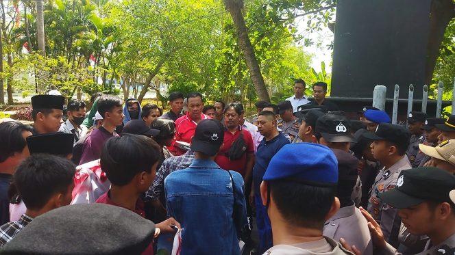 
Krisis Pemimpinan dan Penggelapan Dana BOS Menjadi Alasan PPB Gelar Aksi di Kantor Pemkab Bangkalan