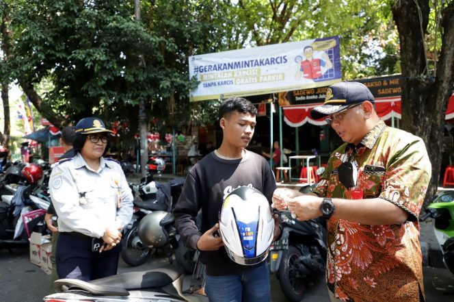 
Dishub Surabaya Minta Pengguna Jasa Parkir Berani Lapor Jika Tak Diberi Karcis
