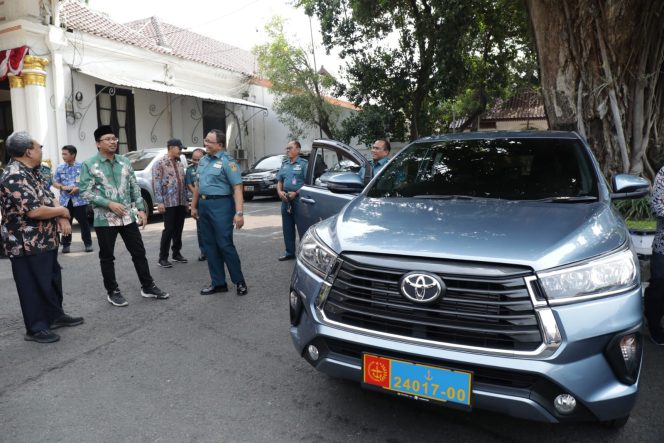 
Pemkab Sidoarjo Berikan Hibah 22 Unit Mobil Dinas untuk TNI AL