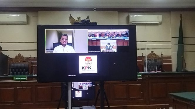 
Bupati Bangkalan Non Aktif Bantah Keterangan JPU KPK, Sidang Putusan Akhirnya Ditunda