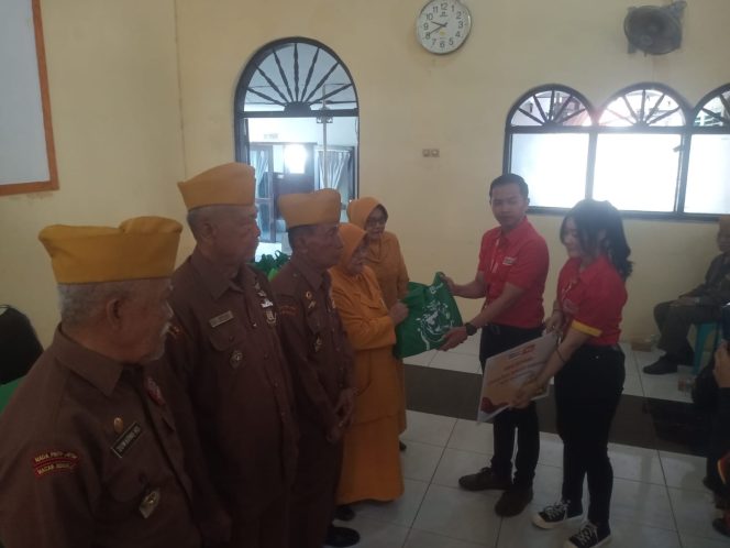 
Peringati Kemerdekan RI, Alfamart Bagikan Paket Sembako untuk Veteran Sidoarjo