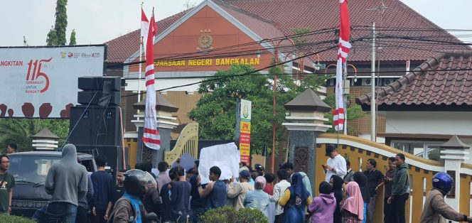 
Dinilai Mempermainkan Hukum, Massa Aksi Minta Kepala dan Kasi Pidsus Kejari Bangkalan Dipecat