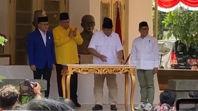 
Full Senyum, Prabowo Resmi Mendapat Dukungan Partai Golkar di Pilpres 2024