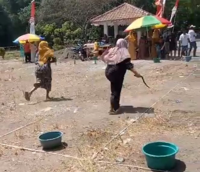 
Emak-emak Berlomba Menangkap Belut Meriahkan Perayaan Kemerdekaan RI ke 78 di Desa Sobih