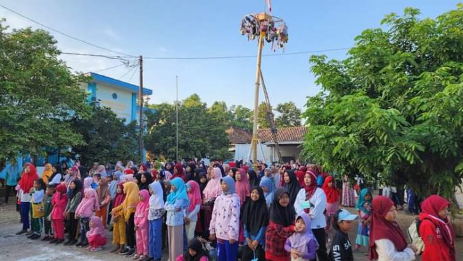 
Meriahkan HUT Kemerdekaan RI Ke 78 Ponpes Kanzul Ulum Bringen Gelar Jalan Sehat dan Panjat Pinang Bonus Pahala