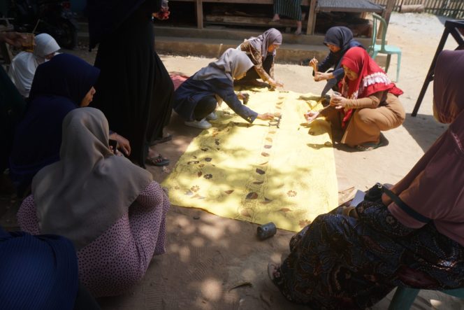 
Mahasiswa UTM Fasilitasi Pencegahan Iritasi Kulit dan Masalah Pernafasan Pembatik Melalui Ecoprinting di Sentra Batik Desa Macajah, Tanjungbumi, Bangkalan