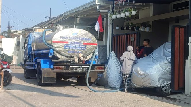 
Krisis Air Bersih, Warga Surabaya Mandi di Pom Bensin