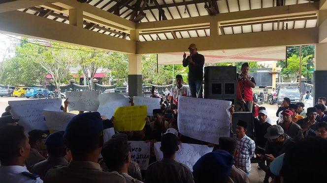 
Breakingnews, Puluhan Masyarakat Gelar Aksi Unjuk Rasa di Depan Kantor Dishub Bangkalan