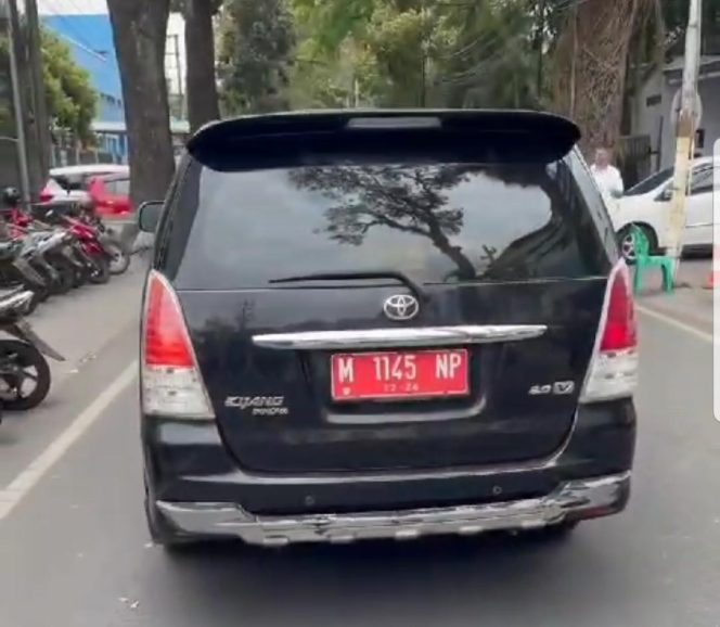 
Dituding Kabur Usai Menabrak, Mobil Plat Merah Asal Sampang Viral di Medsos