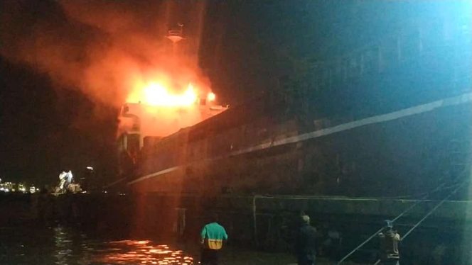 
Kapal Barang Milik PT Ben Santoso Terbakar, Api Tak Kunjung Bisa Dipadamkan