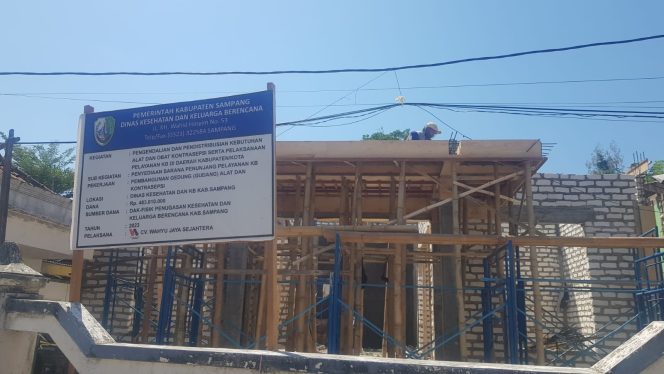 
Tak Sesuai RAB, Proyek Bangunan Gedung Obat Dinkes-KB Sampang Sempat Dibongkar