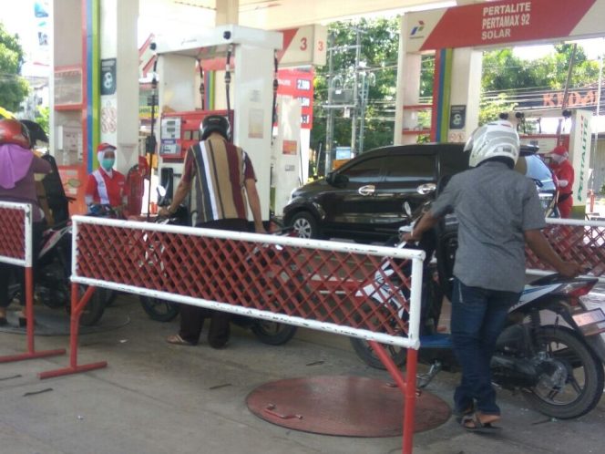 
Pengendara saat mengisi BBM di salah aatu pom bensin di Sumenep