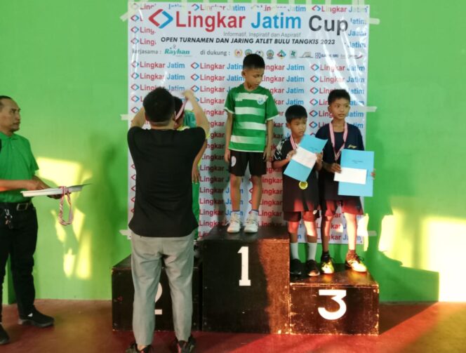 
Dukung Jaring Atlet Bulu Tangkis Lingkar Jatim Cup, Disdik Bangkalan Berikan Sejumlah Uang Pembinaan Kategori Tunggal Anak Putra