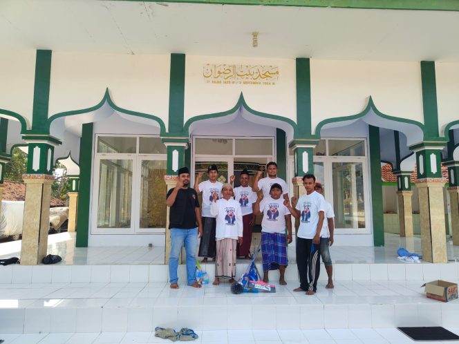 
Relawan AMIN Modung Bangkalan Lakukan Bersih-bersih Masjid