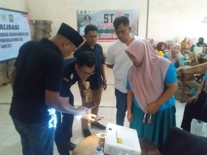 
Bea Cukai Madura Perlihatkan Cara Mengetahui Pita Cukai Asli dan Palsu