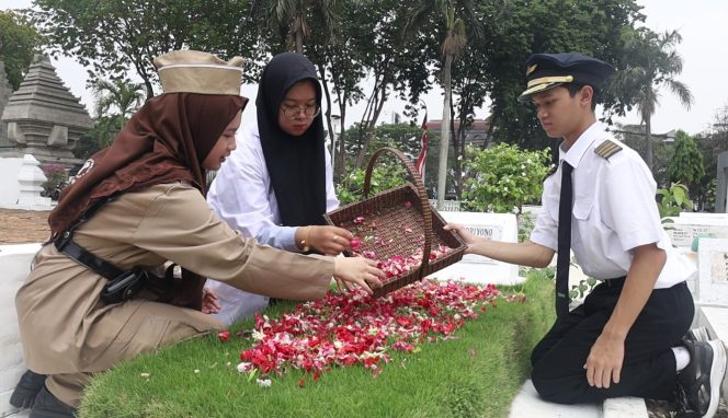 
Siswa SMA Al Muslim Lakukan Aksi Doa dan Tabur Bunga di Makam Bung Tomo