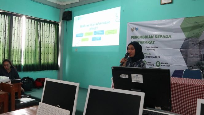 
PKM di SMAN 12 Surabaya, Dosen FBS Berikan Pelatihan Public Speaking Guru Mapel Bahasa