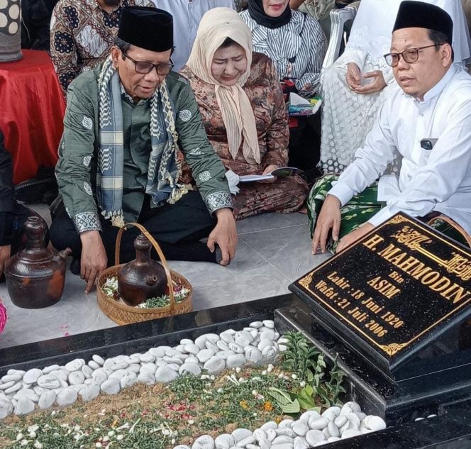 
Mahfud MD Pulang Kampung Ziarah ke Makam Ayahnya