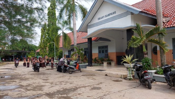 
Siswi SMA di Sampang Melahirkan di Kelas Saat Ujian