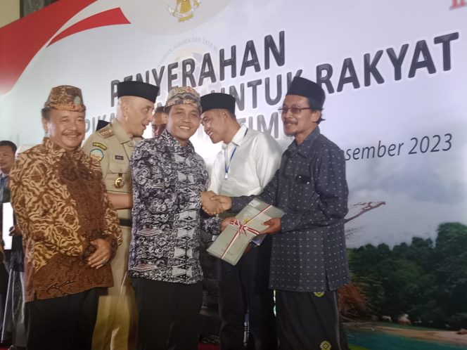 
500 Warga Bangkalan Dapat Sertifikat Tanah dari Kementerian ATR/BPN