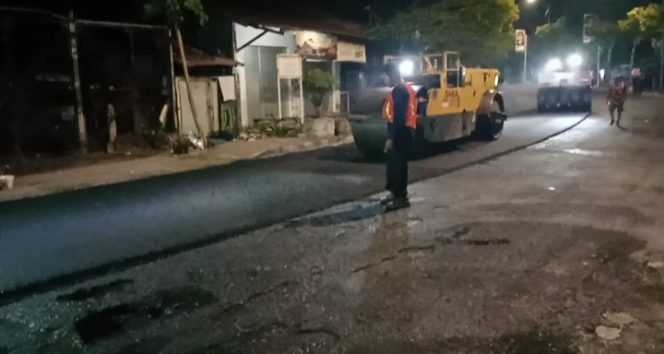 
Tahun 2023 Tinggal Menghitung Hari, Dua Titik Pekerjaan Perbaikan Jalan di Bangkalan Belum Rampung