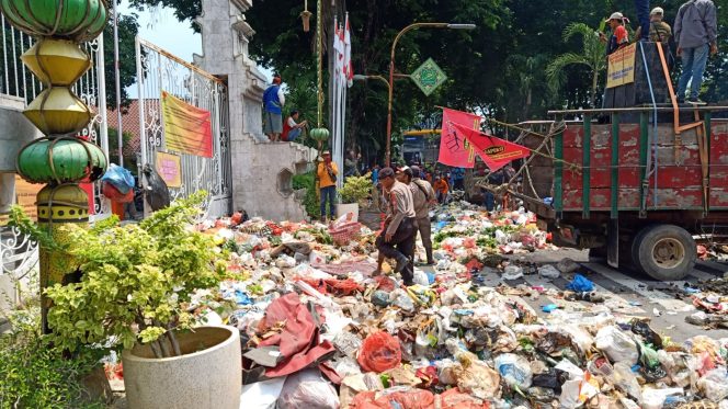 
Pekerja Kebersihan Buang Sampah di Depan Pendopo Sidoarjo