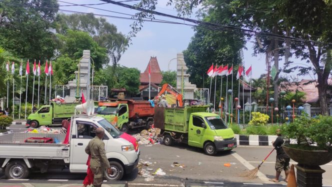 
Satpol PP Sidoarjo Proses Hukum Oknum Pendemo Buang Sampah di Pendopo