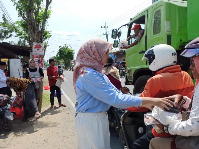 
Relawan Prabowo Bagi-bagi Susu dan Jas Hujan di Bangkalan