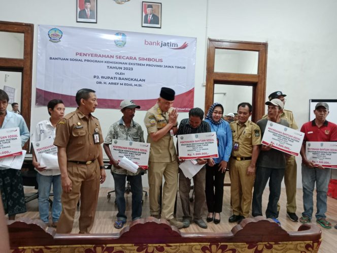 
Pemkab Bangkalan Salurkan Bantuan untuk Ribuan Pelaku UMKM di Bangkalan