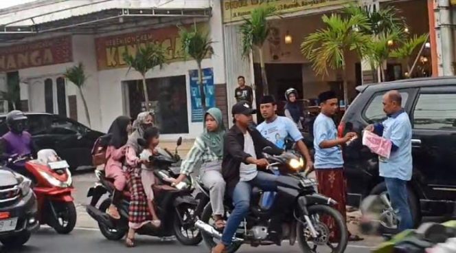 
Relawan Prabowo Bagi-bagi Kaos dan Kerudung di Madura