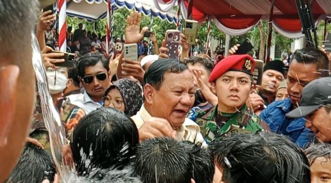 
Berkunjung ke Madura, Prabowo Berjanji Bantu Desa yang Kesulitan Air