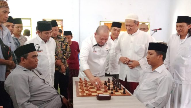 
Buka Turnamen Catur Antar Santri di Bangkalan, La Nyalla:   Catur Tidak Lepas dari Sejarah Penyebaran Islam