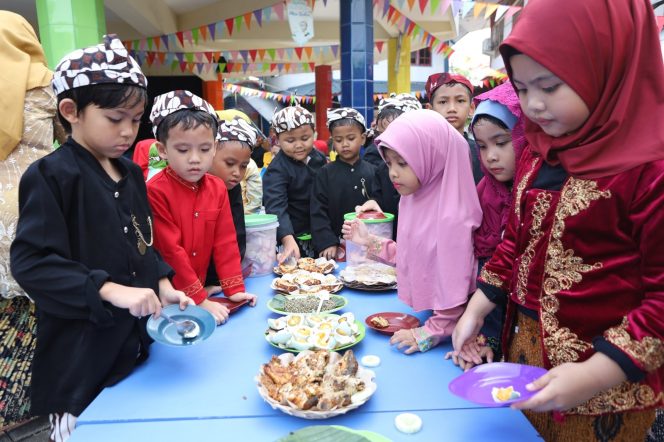 
Semarakkan Harjasda ke-165, KB-TK Al Muslim Pakai Baju Adat Hingga Presentasikan Makanan Khas