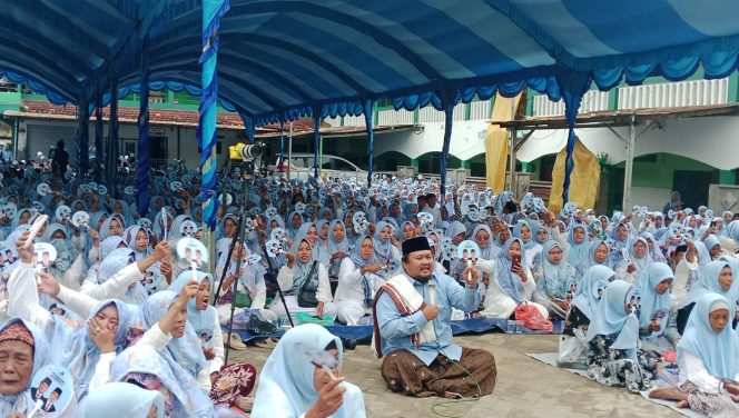 
Ribuan Orang Birukan Halaman Ponpes Al Ibrohimy Galis Do’akan Prabowo-Gibran Jadi Presiden