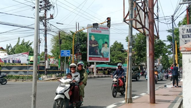 
Hari Tenang, Baliho Prabowo Masih Terpampang di Pusat Kota Bangkalan
