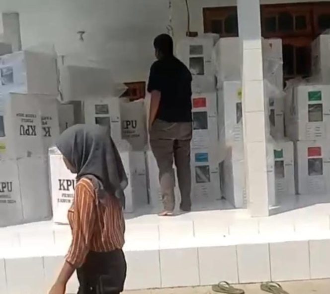 
Timses Salah Satu Caleg Persoalkan Logistik Pemilu Disimpan di Rumah Kepala Desa