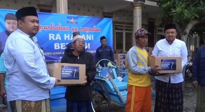 
Ra Sani Serahkan Bantuan untuk Tukang Becak di Ponpes Nurul Cholil Bangkalan