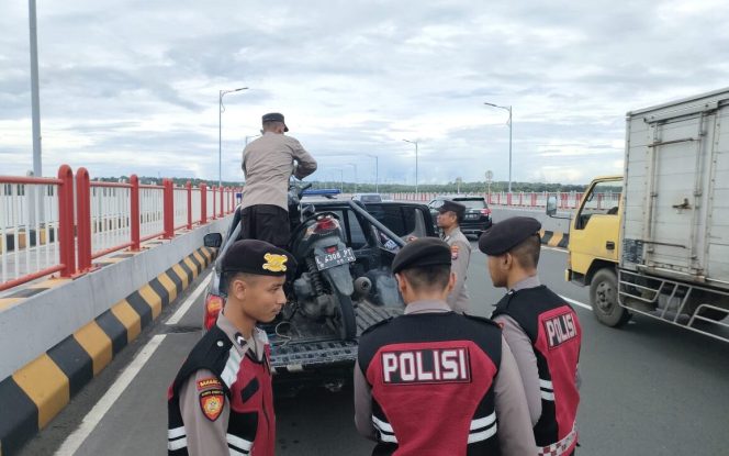 
Motor Misterius Ditinggalkan Tanpa Dikunci di Jembatan Suramadu, Polisi : Silahkan Diambil