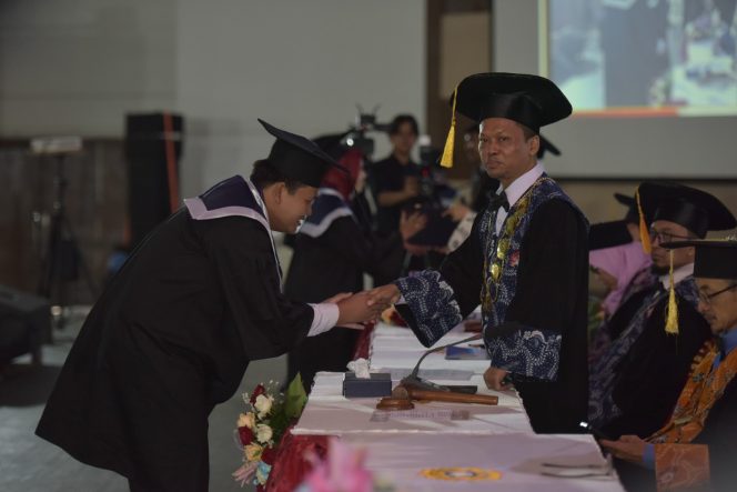 
Gelar Wisuda Ribuan Mahasiswa, Rektor UTM:  Proses Masih Panjang