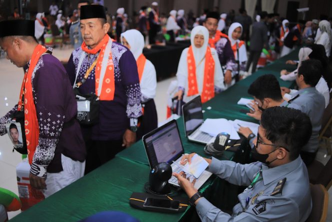 
Kemenkumham Jatim Siagakan Puluhan Petugas Imigrasi Layani CJH di Asrama Haji Sukolilo