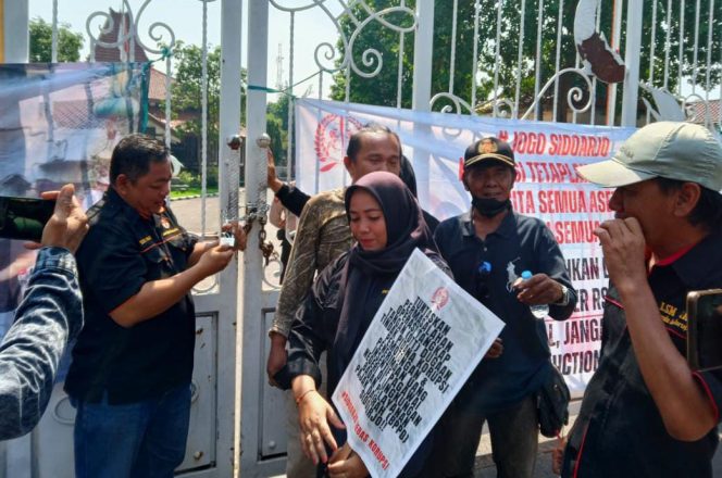 
Massa Aksi Desak KPK Segera Tangkap Bupati Sidoarjo