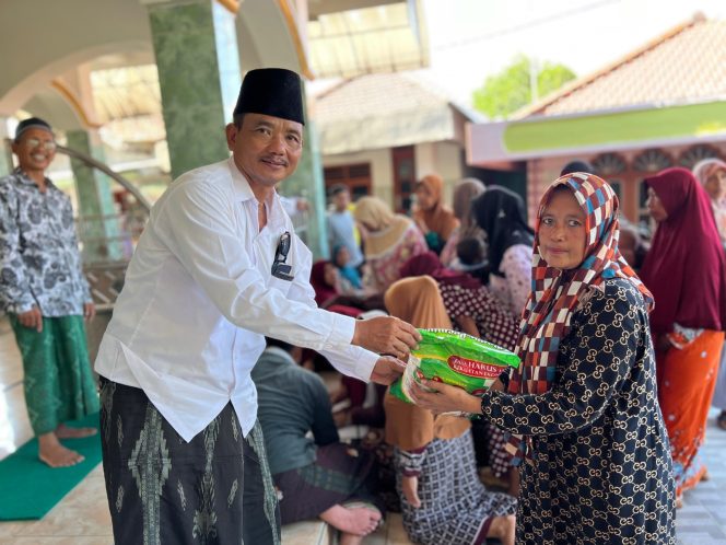
Baznas Sidoarjo Bagikan 110 Paket Beras di Dusun Kepetingan Sidoarjo